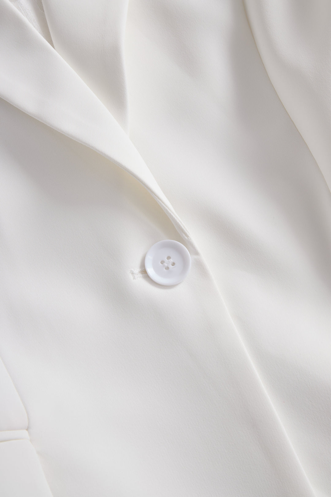 Elegant White Lace-Backed Blazer with Structured Silhouette